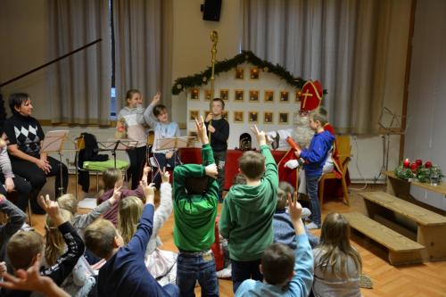 Adventhaus und Nikolaus in der Volksschule 2019
